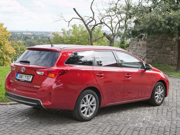 Test: Toyota Auris Touring Sports – japonské kombi za ... Test: Toyota Auris Touring Sports – japonské kombi za ...