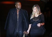 Hudobník Kanye West a jeho partnerka Kim Kardashian.