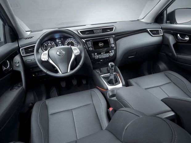 Precízne spracovaný interiér obsahuje 7-palcové rozhranie
Nissan Connect a 5-palcový displej na prístrojovom paneli.