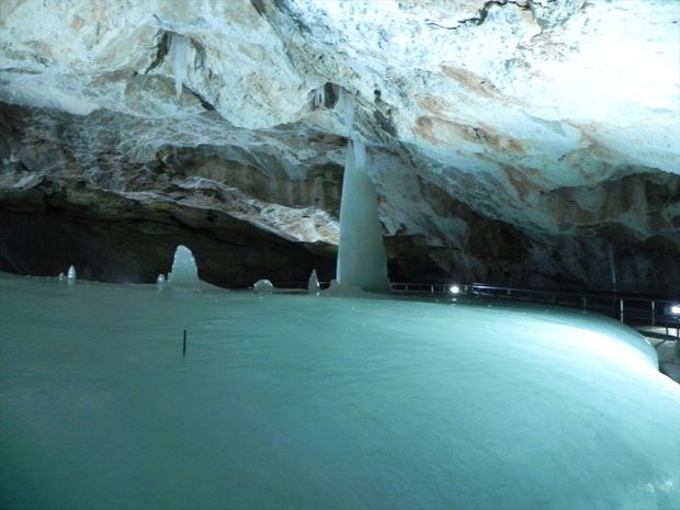 Dobšinská ľadová jaskyňa má vchod vo výške 970 metrov
nad morom.