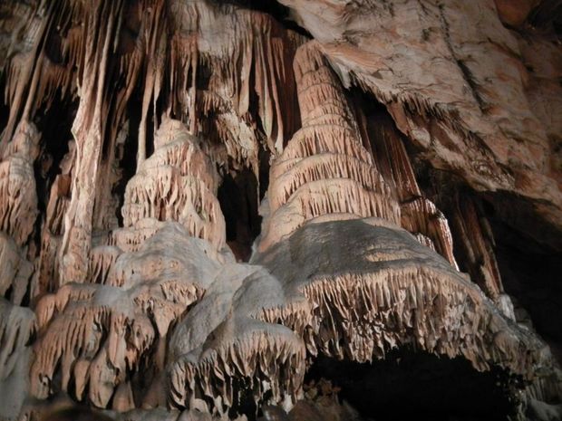 Kvapľová Jasovská jaskyňa sa nachádza v Slovenskom krase
pri Jasove.
