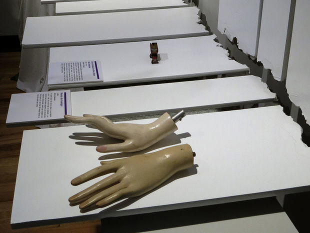 Ruky z figuríny, ktoré patrili neznámemu darcovi, majú
symbolizovať päťročný vzťah plný rozchodov a vášnivých znovuspojení.
Aj tento exemplár bol súčasťou putovnej výstavy nazvanej Múzeum
rozpadnutých vzťahov (Museum of broken relationships).