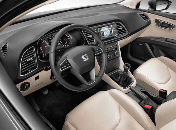 Interiér a vybavenie je zhodné s hatchbackom. V ponuke je
dokonca aj športová verzia FR.