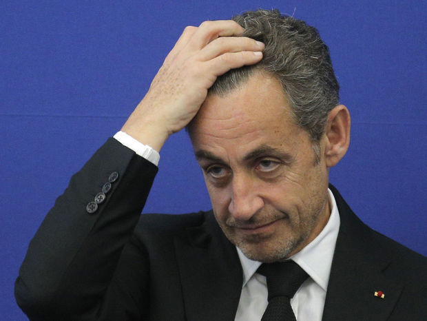 ... odpočúvala mobilné telefóny bývalého prezidenta. Nicolas Sarkozy používal dva mobily. Jeden bol vedený na neho, druhý na fiktívne meno Paul Bismuth. - nicolas-sarkozy-odpocuvanie-nestandard2