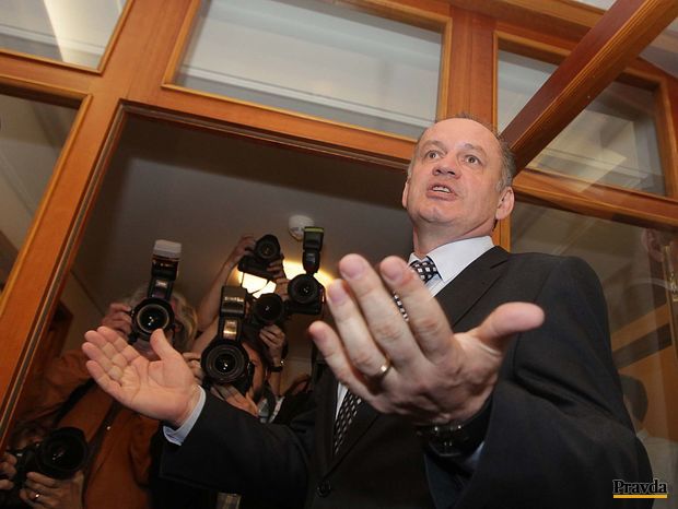 Andrej Kiska prišiel po uzavretí volebných miestností do
svojej centrály a bude čakať na výsledky 2. kola volieb prezidenta.