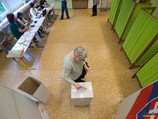 Slováci hlasujú v eurovoľbách.