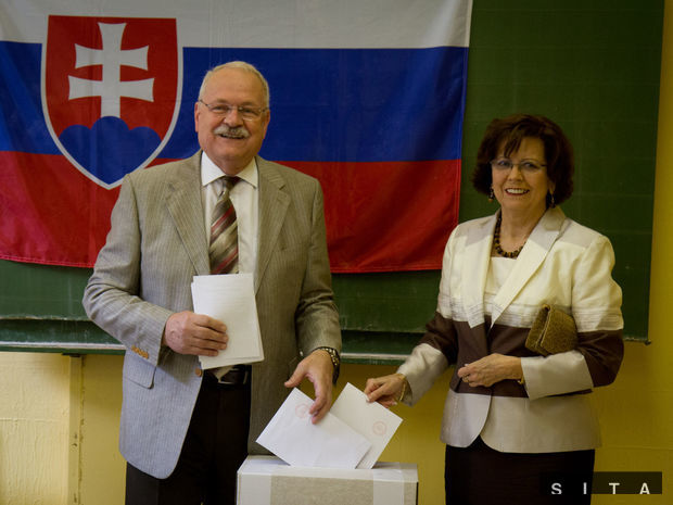 Prezident Ivan Gaparoviè s manželkou počas voľby
europoslancov.