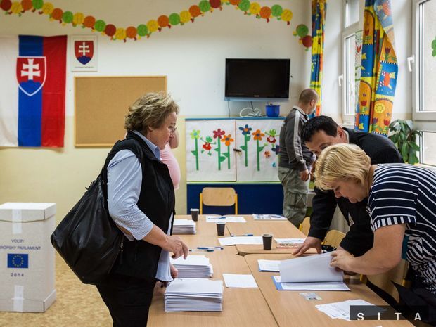 Jedna z prvých voličiek vo volebnej miestnosti na ZŠ
Kulíšková v bratislavskom Ružinove.
