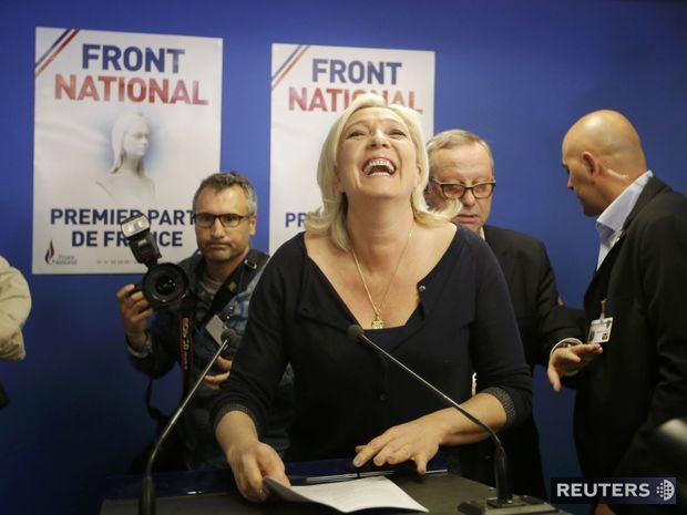 Líderka francúzskych nacionalistov Marine Le Penová pred
novinármi na tlačovej konferencii.