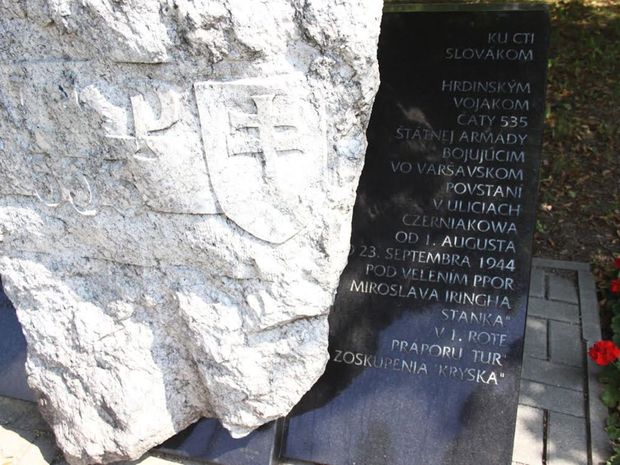 Pamätník Slovákom bojujúcim vo Varšavskom povstaní
stojí na Námestí Miroslava Iringha vo Varšave.