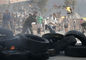 Aktivisti na kyjevskom Námestí nezávislosti hádžu<br /><br /><br /><br /> bomby.<br /><br /><br /><br /> 