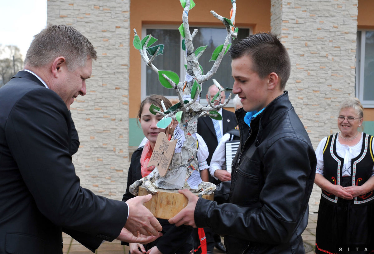 Premiér Robert Fico dostal od mladých v Ubli do daru
"strom detských prianí".