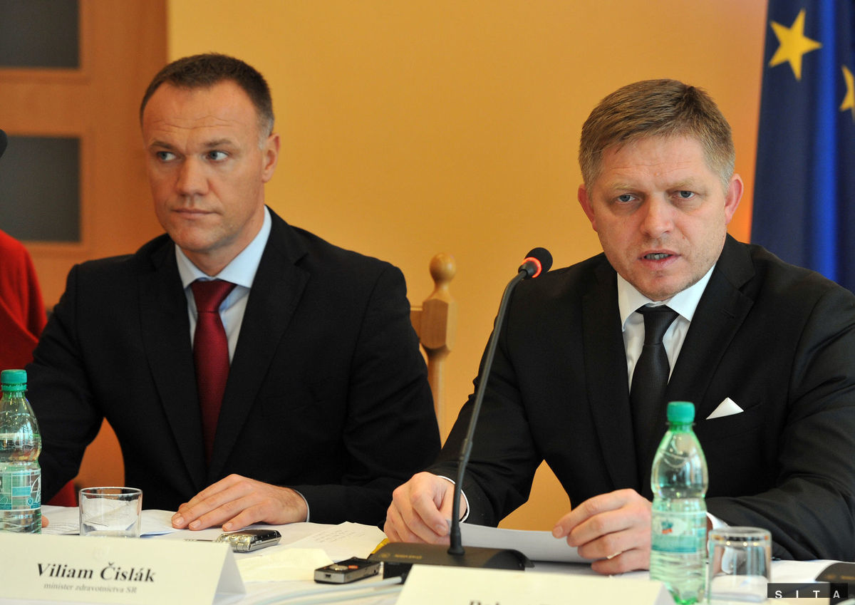 Premiér Robert Fico (vpravo) s novým ministrom
zdravotníctva Viliamom Čislákom po rokovaní vlády v Ubli.