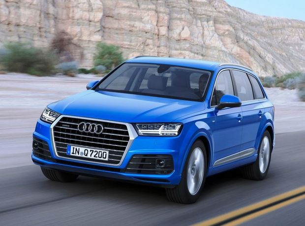 Pod kapotou sa objavia zatiaľ dva trojlitrové 6-valce –
3,0 TDI a 3,0 TFSI. Oba kombinované s 8-stupňovou automatickou prevodovkou a
pohonom Quattro.