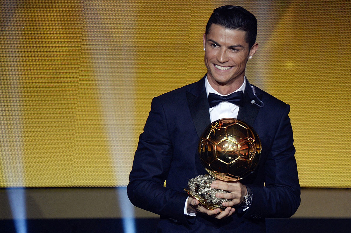 Cristiano Ronaldo so Zlatou loptou za rok 2015.