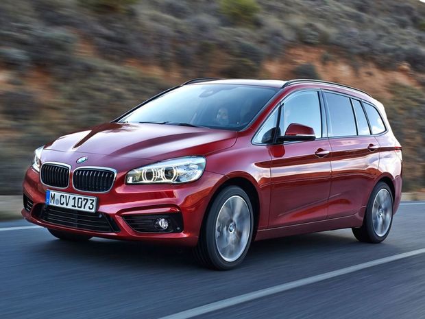 Šťukou v prémiovom rybníku je stále BMW, ktoré vlani
predalo 1 905 234 áut, čo je historický rekord. Pomohli mu najmä nové
modely radu 2 a 4.