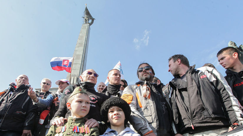 W Berlinie !  Rosyjscy motocykliści Nocne Wilki wyruszają w „patriotyczną” senną przejażdżkę – Reuters