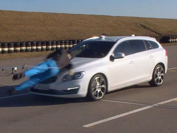 Z týchto fotografií kombi V60 asi vo Volve veľkú radosť
nemajú. Ani ono nedokázalo pred chodcom zastaviť.