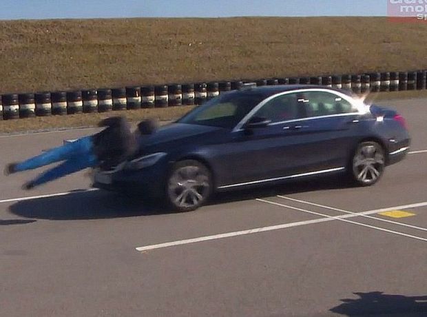 Podobne sklamalo aj svetové auto roka 2015 - Mercedes-Benz
triedy C. Chodca veru nešetrilo.