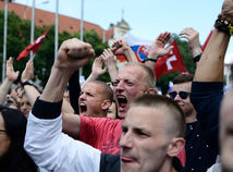 Štvrtina Slovákov vidí podľa prieskumu alternatívu v diktatúre či v socializme