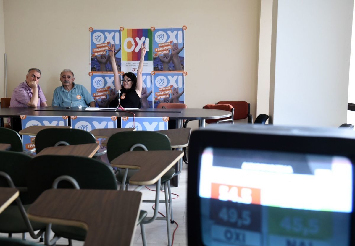 Členovia vládnucej strany Syriza po vypočutí prvých
odhadov výsledkov referenda v Solúne.