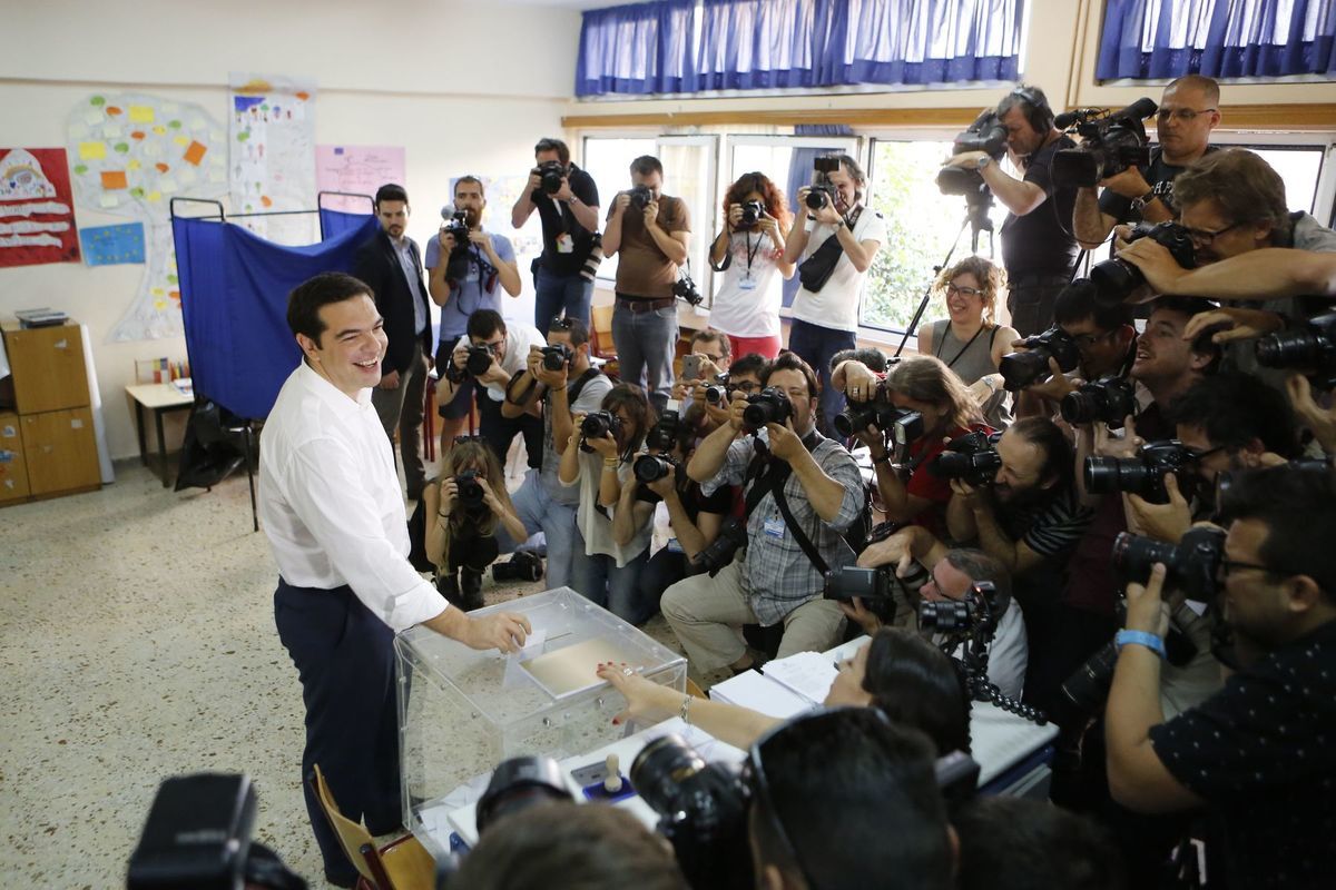 Grécky premiér Alexis Tsipras odovzdal svoj hlasovací
lístok vo volebnej miestnosti v Aténach.