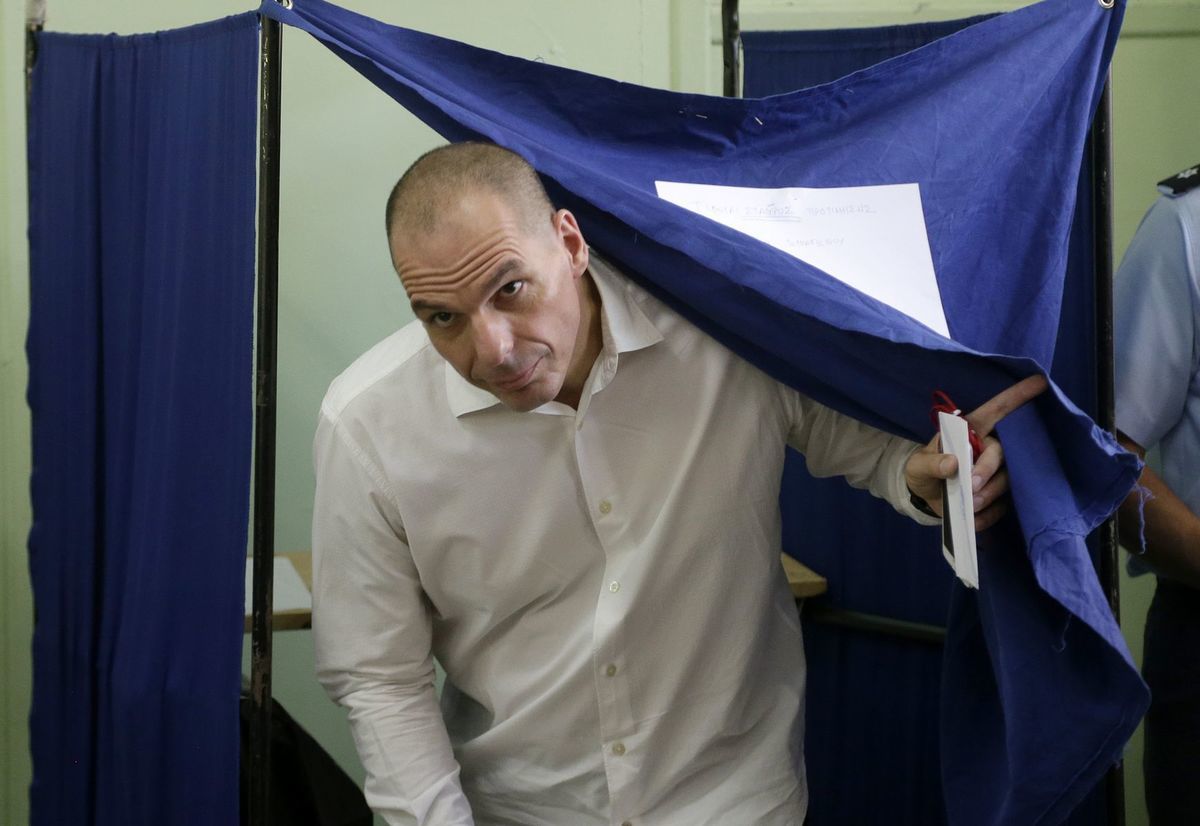 Grécky minister financií Yanis Varufakis hlasoval v
referende vo volebnej miestnosti v Aténach.