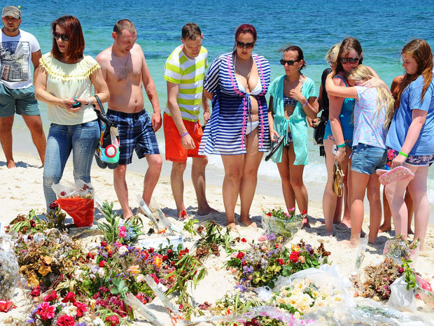 Turisti spomínajú na obete júnového útoku pri hoteli
Imperial Marhaba v tuniskej Súse.