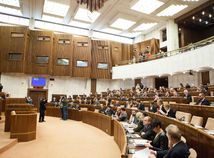 Parlament schválil uznesenie k migrantom, odmietol kvóty