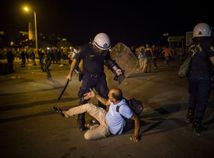 Polícia na gréckom ostrove Lesbos použila proti migrantom obušky