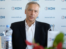 Podľa krajských predsedov by Figeľ mal odstúpiť z čela KDH