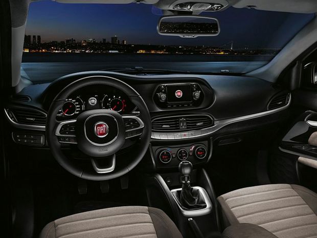 Centrom palubnej dosky je rozhranie Uconnect so 7-palcovým
dotykovým monitorom. Obsahovať môže navigáciu TomTom aj cúvaciu kameru.