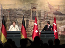 Merkelová sľúbila Turkom urýchlenie víz a prístupových rozhovorov