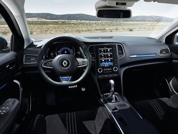 Interiér je identický s hatchbackom. Centrom palubovky je
veľký 8,7-palcový monitor rozhrania R-Link 2.