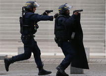 Polícia pátra po ďalších dvoch podozrivých kvôli útokom v Paríži