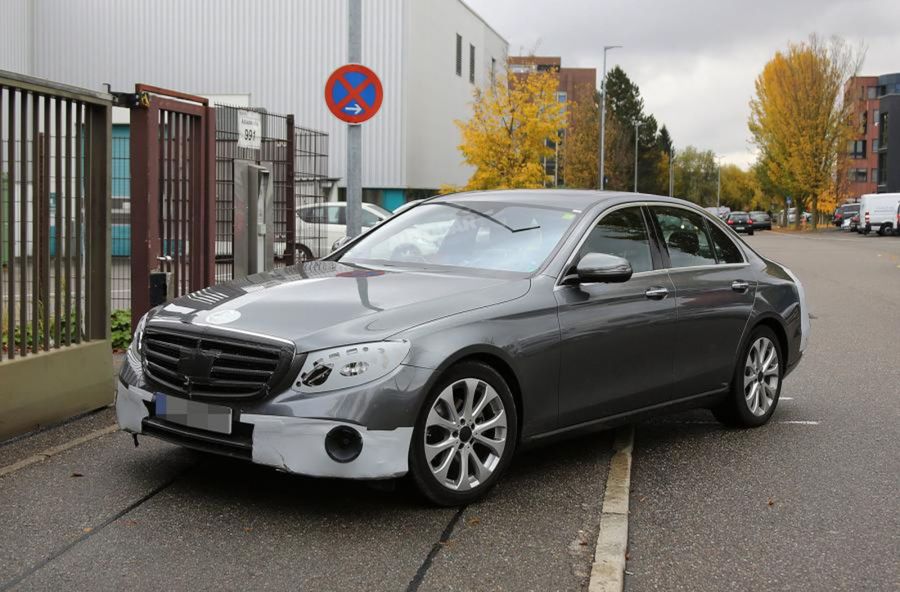 Karoséria piatej generácie Mercedesu-Benz triedy E bude
opäť o niečo väčšia.