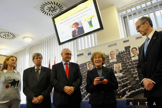 Europoslanci Monika Flašíková–Beňová,
Eduard Kukan a Miroslav Mikolášik začiatkom tohto roka počas odovzdávania
Ceny európskeho občana 2014
prezidentke Ligy proti rakovine Eve Sirackej. Aj tento príklad podľa Holubovej
dokazuje nevhodnú prezentáciu Flašíkovej–Beňovej, ktorá prišla v mikine
a rifl iach.