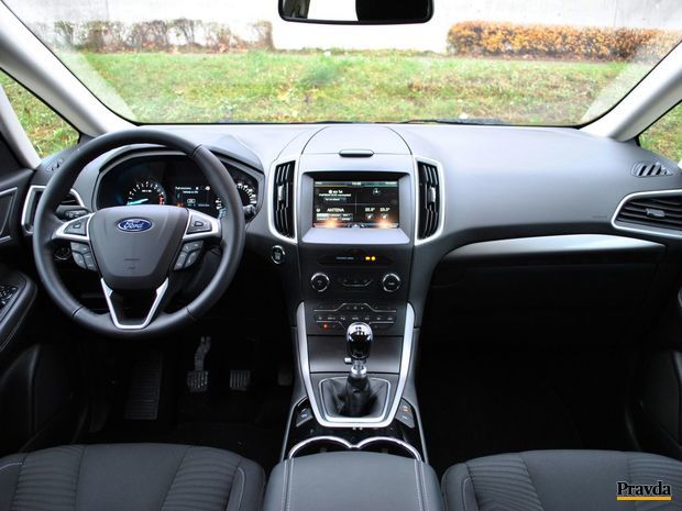 Predná časť interiéru je pre Ford typická.