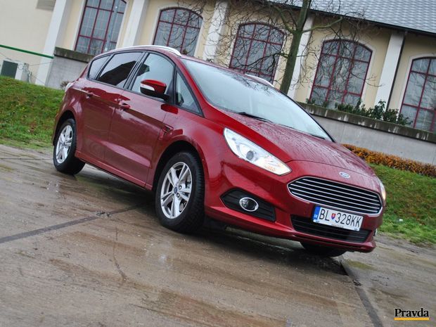 Benzínový S-Max je zdatným súperom pre dvojičku s
naftovým motorom. V jeho prospech hrá hlavne cena.
