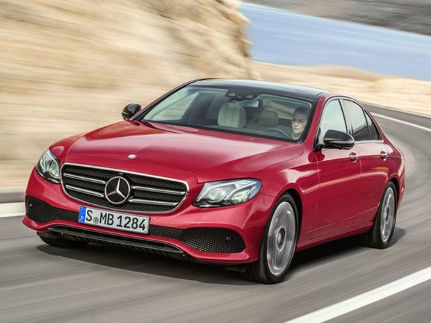 Nová trieda E odštartuje kariéru len s tromi motormi,
9-stupňovými automatmi a so zadným náhonom. Ďalšie verzie prídu až v
druhej polovici roka a AMG až v roku 2017.