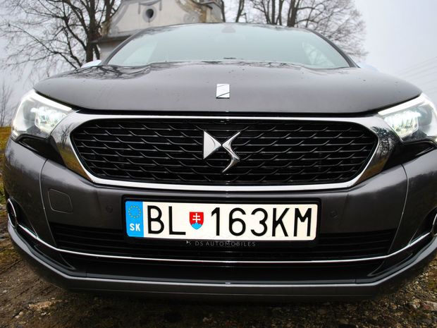 Prednej časti dominujú veľké svetlá a mriežka chladiča.