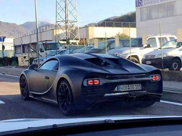Chiron má poháňať opäť 16-valcový motor so štyrmi
turbami, tentoraz ale elektrickými. Očakáva sa výkon 1 500 koní a krútiaci
moment 1 500 Nm.