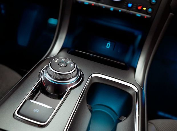 A máme tu tiež nový kruhový ovládač automatickej
prevodovky, podobný tomu v Jaguaroch.