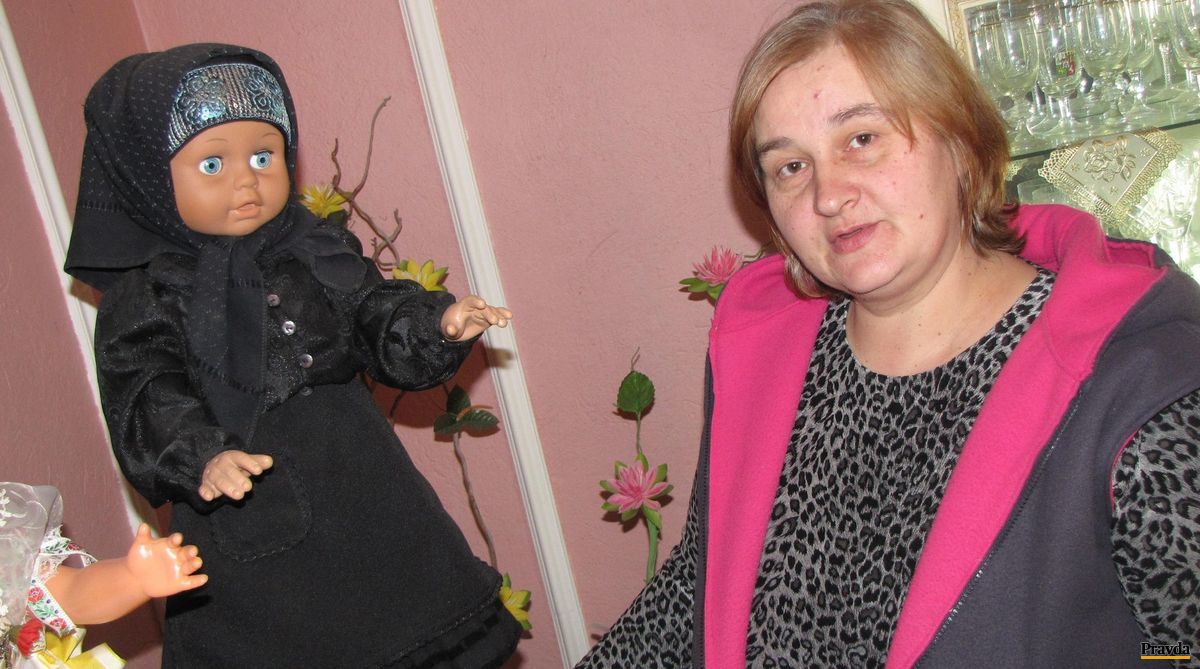 Takýto kroj nosievala stará mať Evy Bevízovej (na
snímke).