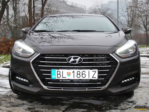 Hyundai i40 chce byť fešák. Má novú masku chladiča a
prepracované svetlá.