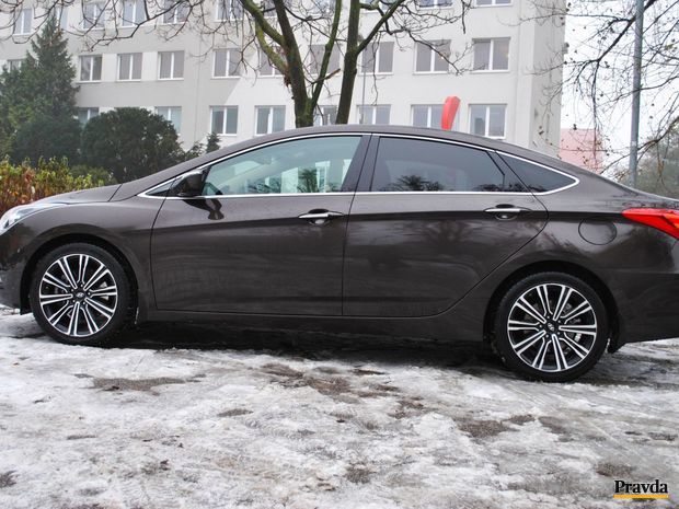 Sedan nepatrí práve k najpraktickejším autám, no siluetu
má peknú.