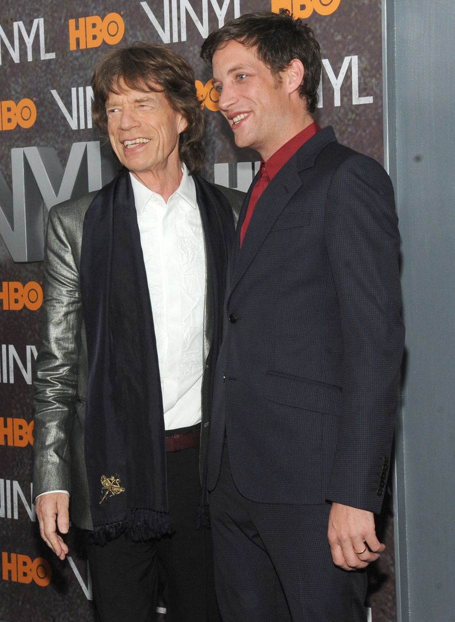 Mick Jagger a James Jagger počas newyorskej premiéry
projektu Vinyl z dielne HBO.