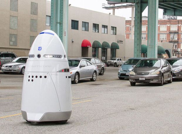 Robotický strážnik K5 má priateľský vzhľad. Ak sa však
dopustíte trestnej činnosti, ohromí vás hlasným zvukovým signálom,
privolá políciu a odošle jej rovno obrazový záznam.