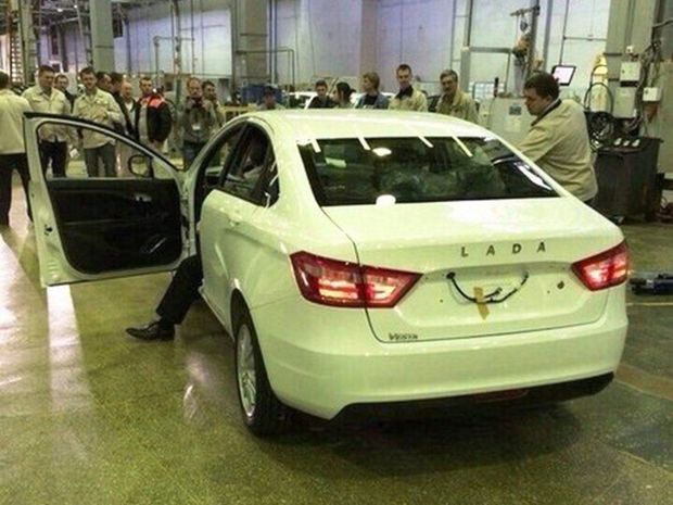 Vláda na prepad automobilového trhu zareagovala najprv
šrotovným a ponukou zvýhodnených úverov.