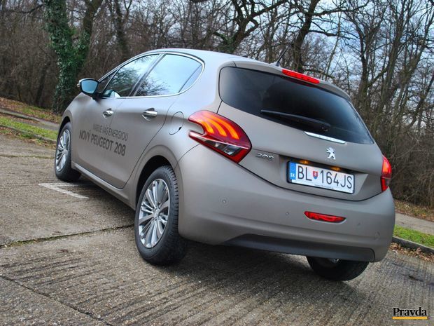 Malý Peugeot 208 má po svojej karosérii väčší počet
záhybov, zákrut, oblín a tvarov. Nie je to nuda.